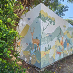 彩繪在貨櫃屋的圖案，連結(jié)臺(tái)灣在地物種穿山甲、山椒魚(yú)、藍(lán)鵲等，以及象徵守護(hù)沙鹿的梅花鹿，色彩與自然相互呼應(yīng)，為空間注入生命的氣息。