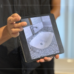 因應(yīng)不同的格局規(guī)劃，一一找尋適合且舒心的衛(wèi)浴設(shè)備，無論是面盆的深淺、弧度及材質(zhì)皆是選品時的考量要點。