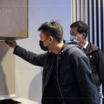 新業(yè)建設 簡福榮總經(jīng)理 (右一)與 吳志輝建築師 (右二) 細看、輕撫每個廚具的細節(jié)與轉(zhuǎn)彎處，觀察整體色調(diào)的搭配與設計 。