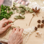 每款花色搭配的花材不盡相同，白色花色以烏桕、法國白梅、蠟梅、尤加利葉、米香、千日紅、棉花及各類果實拼貼而成。