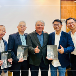 新業(yè)建設(shè)創(chuàng)辦人-穆椿松(中)受邀出席2025年12月「建築師開發(fā)商」論壇，會(huì)後分享新業(yè)最新出版的「KIUTSU 起厝」雜誌給在座建築師。