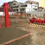 紅綵龍柱、列隊(duì)金圓鍬已就定位，預(yù)告著接下來(lái)【築之細(xì)道】動(dòng)土儀式的圓滿(mǎn)。