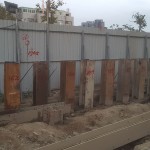 鋼軌樁為國內(nèi)常用的擋土壁材料，一個(gè)個(gè)列隊(duì)貫入地盤中。