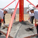 由新業(yè)建設穆椿松董事長（左一）帶領同仁們，開始動土儀式。