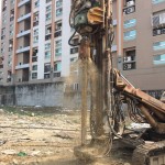 鑽機(jī)運(yùn)轉(zhuǎn)，深入地表底層，有如大地的診治醫(yī)生，透過機(jī)密的儀器，了解大地的五臟六腑，規(guī)劃出合適的建築工法。