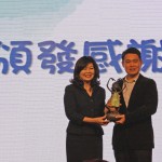 臺中「張老師」中心主任委員張麗莉（左）致贈禮品給新業(yè)建設邱正光副總（右）作為紀念，感謝新業(yè)建築夥伴們持續(xù)為青少年及民眾回饋一己之力。