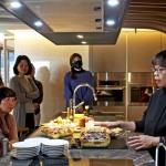 觀峰邀請(qǐng)廚具設(shè)備老師掌握「蒸烤箱」、「洗碗機(jī)」等廚具的使用訣竅，現(xiàn)場(chǎng)示範(fàn)了蔬食料理教學(xué)，宛如一場(chǎng)小而美的輕食饗宴！