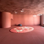 「新業(yè)觀峰」室內(nèi)遊樂區(qū)映入眼簾的是寬敞的橘紅色調(diào)，但內(nèi)有玄機：地面、壁面鋪上天然亞麻，並以硅藻土作為天花板塗料，搭配山洞、活動積木、書架可多元使用。