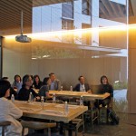 新業(yè)建設(shè)董事長卓勝?。ㄓ叶┘熬友兴êB師團隊進行簡報說明，將新業(yè)宜家的建築立面、動線與公設(shè)空間一一介紹，現(xiàn)場宛如與建築進行一場沉穩(wěn)而內(nèi)斂的對話。