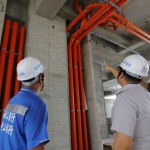 每一條管線宛如建築的筋絡血管，平整、有條理不紊亂的管線配置，才能為將來種下舒適的環(huán)境，現(xiàn)場工地主任與水電廠商按圖施工監(jiān)督把關(guān)。