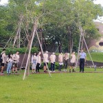 【新業(yè)觀峰】的水岸及前庭步道，連接著日本藝術(shù)家「駿河 敏」親手拚貼綴飾的碉堡。它不僅是孩子爬高探險(xiǎn)滿足好奇心的碉堡，也是觀峰前院一大充滿童趣的微地景藝術(shù)。