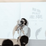 在世界地球日的這天，先透過繪本的引導(dǎo)，活潑生動的帶領(lǐng)著家族好友們一同沐浴在湛藍的海洋中。