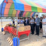 新業(yè)建設(shè) 穆椿松名譽(yù)董事長(右五)，帶領(lǐng)著各部門職人團(tuán)隊(duì)，一同焚香祝禱，相信心誠則靈，能使【築願(yuàn)景】在天時(shí)、地利、人和的條件下完美開展。