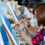 拿起畫筆，輕描淡繪著想像，今年冬季，點亮一盞屬於你溫暖的樹，收藏這份來自冬日的祝福。