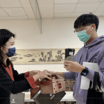 會議開始前致上專屬伴手禮及餐盒，感謝在百忙之中的抽空參與。