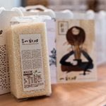 手捧一畝田，品嚐著音符的綿密，分享在座嘉賓。