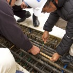 上樑意即在頂樓綁紮金漆鋼筋，「如人之加冠」，象徵建築主體完工在即。