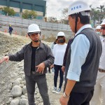 藝術家王忠龍(左一)與新業(yè)團隊一同前往【築願景】基地選石，表達這塊土地與建築物之間的對話及密切關係。