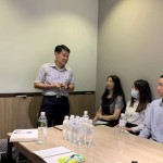 新業(yè)建設(shè)邱正光副總經(jīng)理(圖中)，勉勵夥伴們精進自我，也不吝分享自身對工作的態(tài)度與心得，使新進的生力軍們獲益良多。