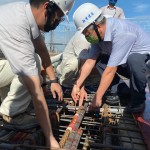 新業(yè)建設(shè)名譽(yù)董事長穆椿松先生（圖前排右一），於樓頂安裝「噴金漆鋼筋」即為上樑，古有云「上樑有如人之加冠」，不論在建築進(jìn)度及民俗學(xué)上都極具意義。