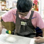 將羊毛絮包覆到皂體上，接著在每一面都進(jìn)行「氈濕」的程序，讓原本輕盈的羊毛吸收水分後重量增加與皂體緊密貼合，使羊毛皂更好地同時達(dá)到滋潤肌膚與去角質(zhì)的作用。