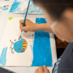 簡單深刻的繪本故事，深深烙印在孩子的腦海中，繽紛的色彩、俐落的線條，傳遞鯨魚和大海在心中的美好想像。