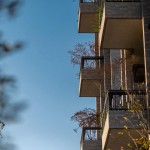 闊達(dá)6米面寬的樹島陽臺，為客廳延伸一幅闊綠景致，天光雲(yún)影還有大樹相伴，可以是一人獨坐的書席、兩人對話的雅座，也是一家人共聚午茶時光的花園，大陽臺空間讓生活走出戶外，就像擁有一座自己的院子，隨心隨意自由運用。