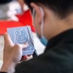 這次活動(dòng)選擇版畫藝術(shù)的其中一種技法—凸版版畫，先在樹酯版上刻好圖樣後，沿著線條邊緣將圖樣剪下，之後再隨意與其他元素圖樣進(jìn)行印製，屬於自己獨(dú)一無(wú)二的作品就完成了！