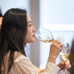 純淨(jìng)的白蘇微濃，金黃閃爍的光澤閃爍，清爽、芬芳的氣息在口中縈繞，是款不可多得的佳釀！