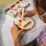 為自己的搖搖鈴鼓穿上繽紛的新衣，動(dòng)動(dòng)小手畫出可愛的小花，屬於孩子們的揮灑創(chuàng)意時(shí)光。