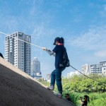 新業(yè)夥伴們拉著繩索，紮實(shí)地一步一腳印，逐一攀壁而下，貼近我們的自然芳鄰－筏子溪。