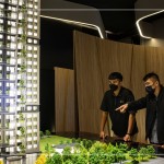 新進同仁們難得親見作品模型，相互討論關(guān)於設(shè)計施工上的細節(jié)，想像彷彿躍然紙上－十四期大塊森濤22樓宜居建築。