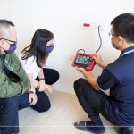 在客服人員、工務(wù)同仁的陪同下，弱電廠商測(cè)試電視插座，並且詳細(xì)的解說(shuō)弱電箱的位置。