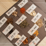 紅花骨、干薑、檸檬香茅、石菖蒲、艾草、薑黃、蜜香紅烏龍茶枝、故子、白芷、骨碎補(bǔ)、花椒等11種純天然臺(tái)灣本土藥草，敬重自然、愛護(hù)環(huán)境。