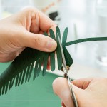 沿著外輪廓剪下葉片，壓切葉脈摺痕，透過雙手的溫度，摺出立體線條，像是重新賦予紙張一個植物的靈魂。