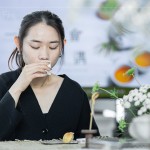 帶領(lǐng)家族好友探索茶湯的箇中滋味，在專業(yè)手法與步驟下，品出蜜香紅茶的甜、白茶的清香、鐵觀音的獨(dú)特韻味。