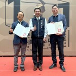 榮耀時刻，入圍即肯定；臺中市政府都市發(fā)展局-李正偉局長（中）與新業(yè)建設卓勝隆董事長（左）、新業(yè)建設蕭智夫建築師（右）一同合影留念。