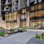 微風(fēng)一方靜謐芳華，讓自然蔓延前庭，夜晚亮起柔和燈光，融進(jìn)建築表情，也沁入，每位歸家的住戶心裡。