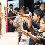 以皮為底，以桿為骨，體驗皮影戲偶，躍上小小影窗中，讓小朋友們增添另一份趣味的體驗。