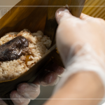 東坡肉、栗子、鹹蛋黃、香菇、蝦末、紅蔥酥為內餡，油亮的色澤，待出蒸鍋，濃情粽意飄香，為今年端午時節(jié)，添上最思念的味道。