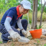 新業(yè)建設(shè) 卓勝隆 董事長帶領(lǐng)新業(yè)職人們，一同參與『大肚山防火林帶』建置，一行人來到龍井區(qū)–龍目井步道，以實(shí)際行動(dòng)公益，喚起同仁們對山林的關(guān)注。