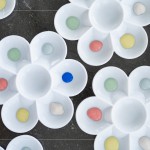 五顏六色的高溫釉藥，後續(xù)經(jīng)過1230度的高溫?zé)u，待火窯燒結(jié)後，這只陶風(fēng)鈴，將化為獨(dú)一無二的手感工藝。