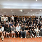 看見新世代面對建築懷抱著純粹之心，新業(yè)每年願盡一份心力助學子們穩(wěn)紮穩(wěn)打，築夢踏實。(圖第一排左七為新業(yè)建設 蕭智夫 建築師)