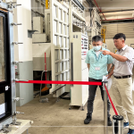 新業(yè)建設(shè)營(yíng)建部 賴(lài)英濱經(jīng)理(右二)帶領(lǐng)職人團(tuán)隊(duì)，與YKK團(tuán)隊(duì)人員一起於兆立科技風(fēng)雨實(shí)驗(yàn)室，測(cè)試氣密窗的氣密性能、水密性能、抗風(fēng)壓性能。