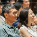 靜靜地聆聽講師的分享，秉持著將美感帶入校園的堅持，賦予課本一個新角色與意義，希望藉由美感可以改變教育的未來。