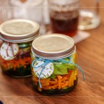 每瓶DIY沙拉罐成品綁上新業(yè)客製化紙標(biāo)，讓每位住戶回家開封時，再次回憶起「油潤食刻」中的每一刻。