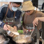 蘿蔔絲燜煮至透明後，將拌勻的粉漿倒入鍋中，與蘿蔔絲加熱拌勻，至粉漿完全糊化。