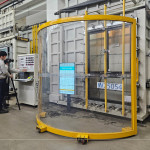 測驗(yàn)氣密窗『抗風(fēng)壓』性能時(shí)，全程使用防護(hù)設(shè)備，預(yù)防試驗(yàn)過程中玻璃爆裂。