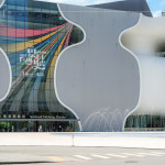 一年一度的新業(yè)藝文日，邀請(qǐng)新業(yè)住戶相聚『臺(tái)中國(guó)家歌劇院』，共赴一場(chǎng)身歷其境的職人音樂劇，度過充滿知性的週末午后。