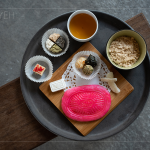 舒心午後，帶著大家來場糕點品茗，喝著杉林溪的生態(tài)紅茶、品嘗鹹甜交織的傳統(tǒng)肉餅、意想不到的鳳片龜口感、鹹香濃稠的麵茶等中式糕點。